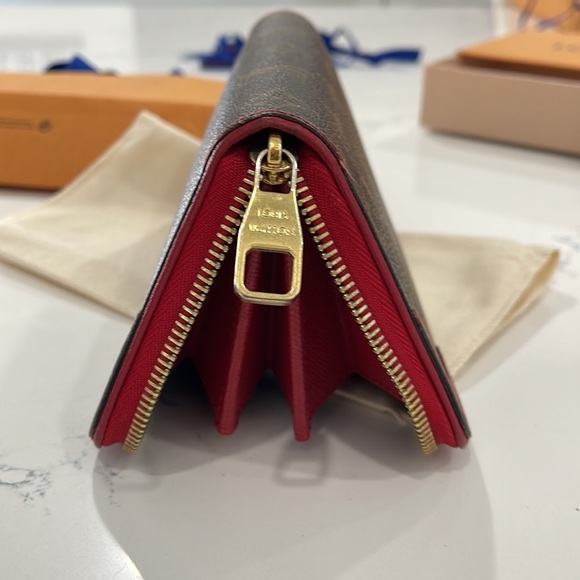Louis Vuitton' Zippy wallet. Monogram canvas with red accents. Can be a clutch. - Picture 8 of 9